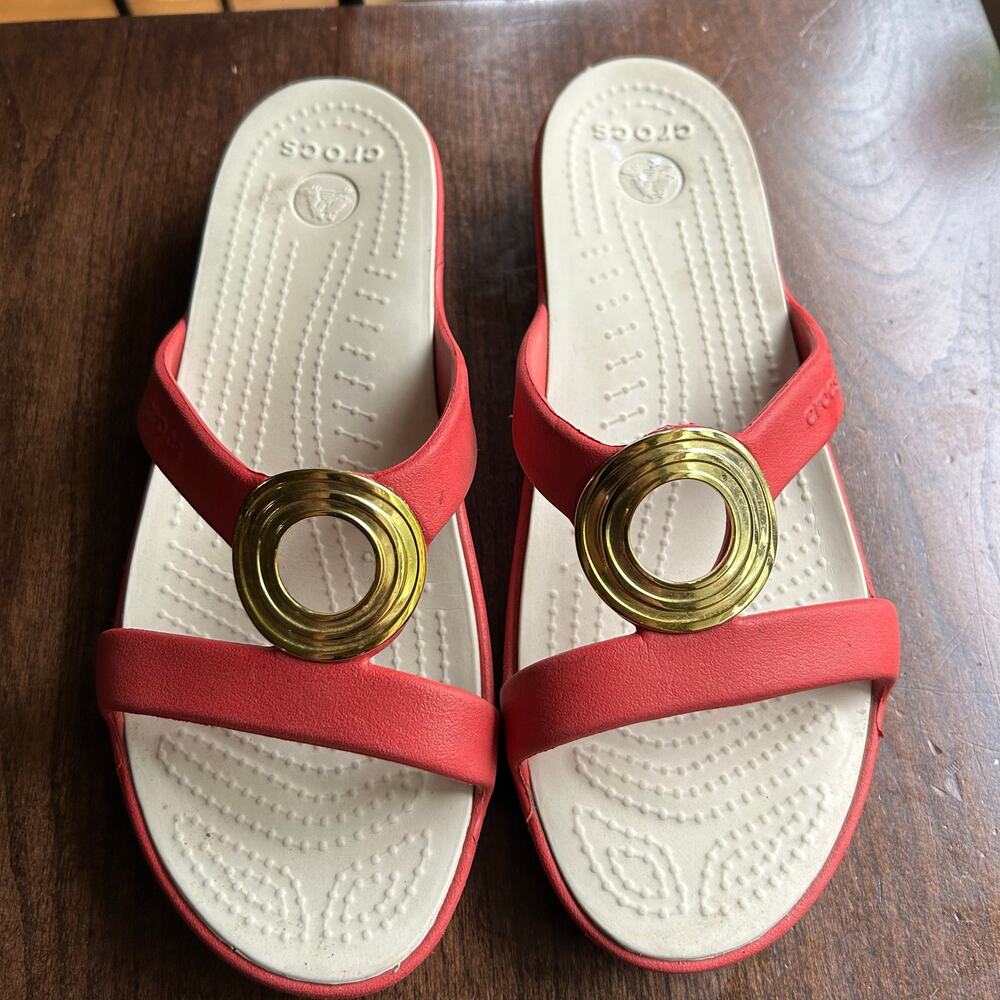 Crocs Sanrah Beveled Circle Slide Sandal Women's Size 8 Red/Gold